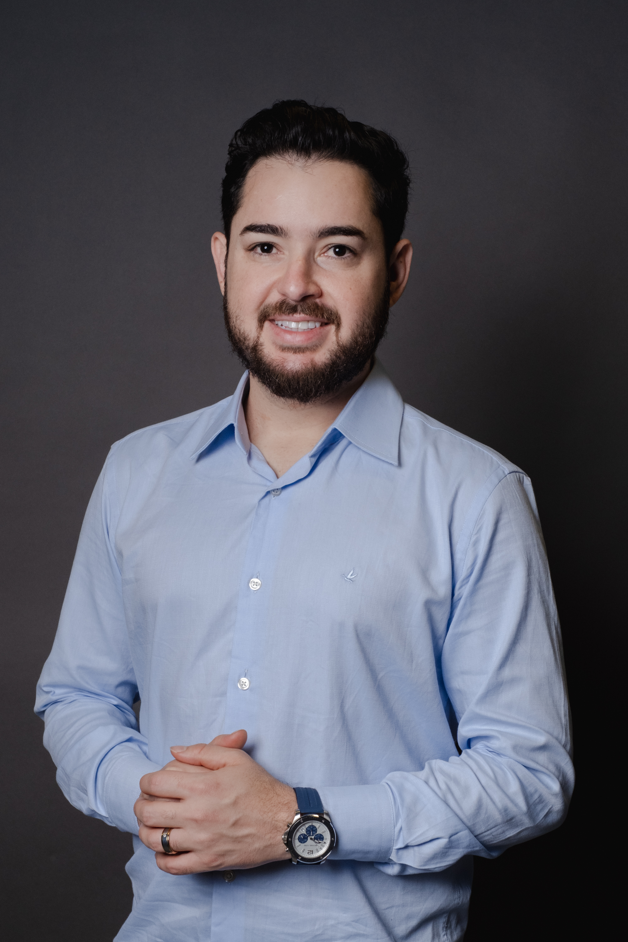 Rafael Franco Joya, fundador da Joya Tech Community Academy, em foto profissional com camisa azul clara